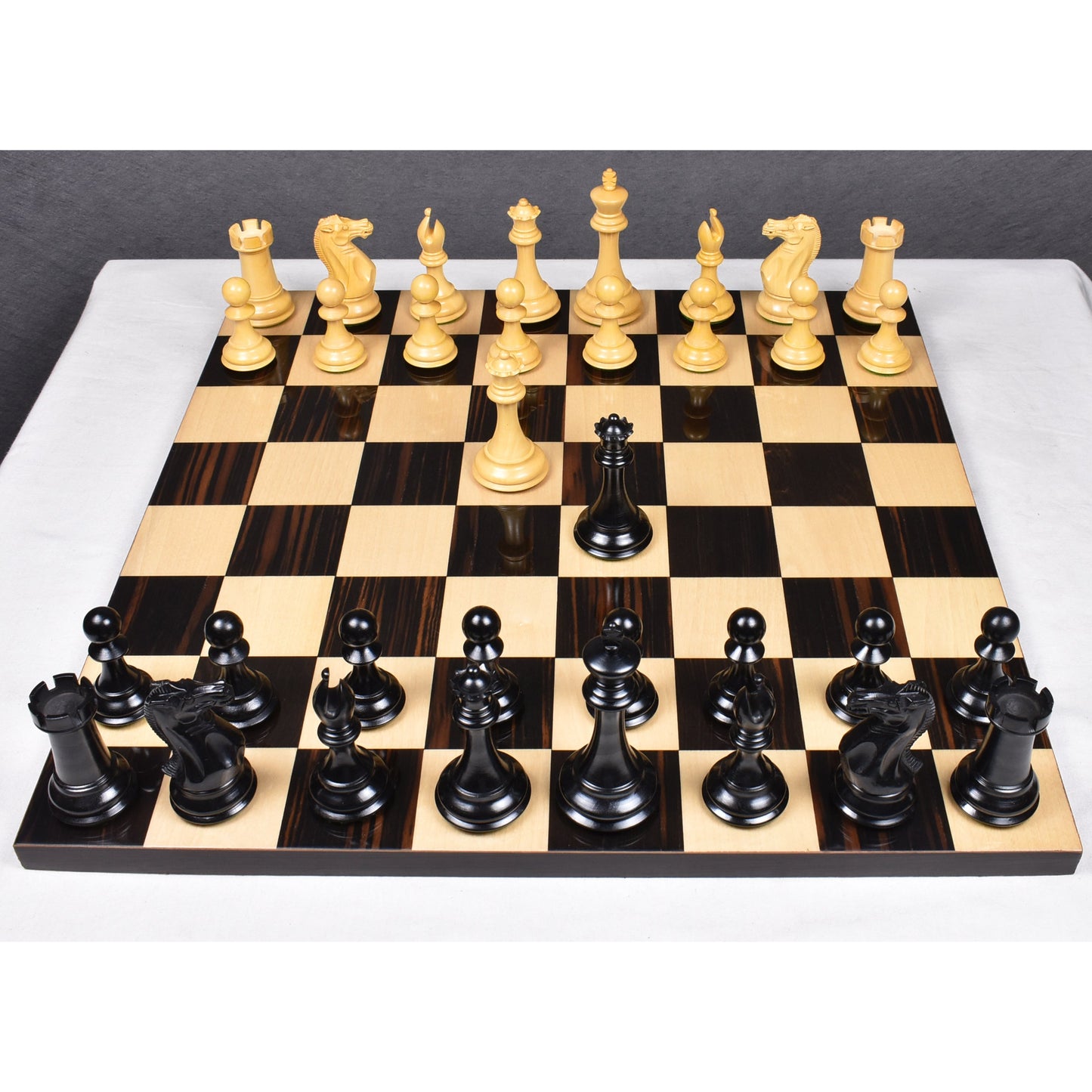 Leicht fehlerhaftes 4" elegantes Staunton Luxus-Schachspiel - nur Schachfiguren - dreifach gewichtetes Ebenholz