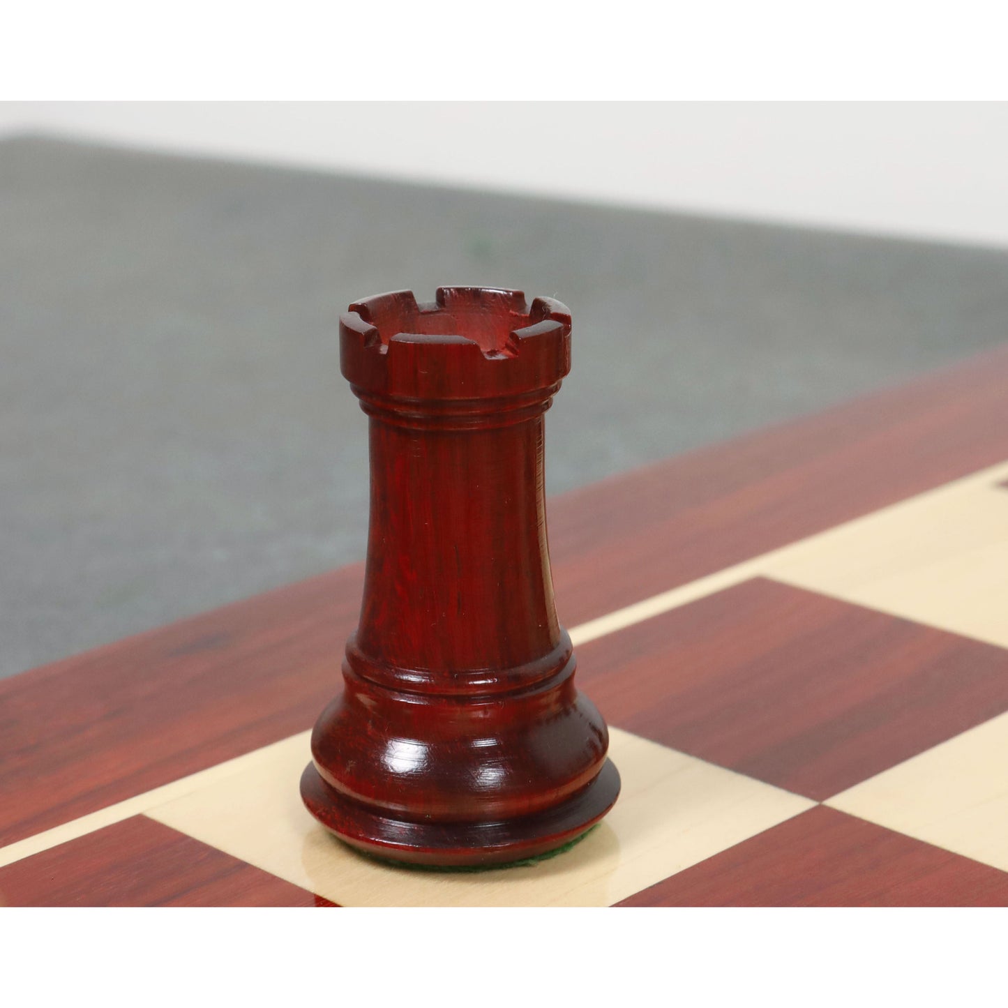 Leicht fehlerhaftes 4,2" amerikanisches Staunton Luxus-Schachspiel - nur Schachfiguren - dreifach gewichtetes Budrose-Holz