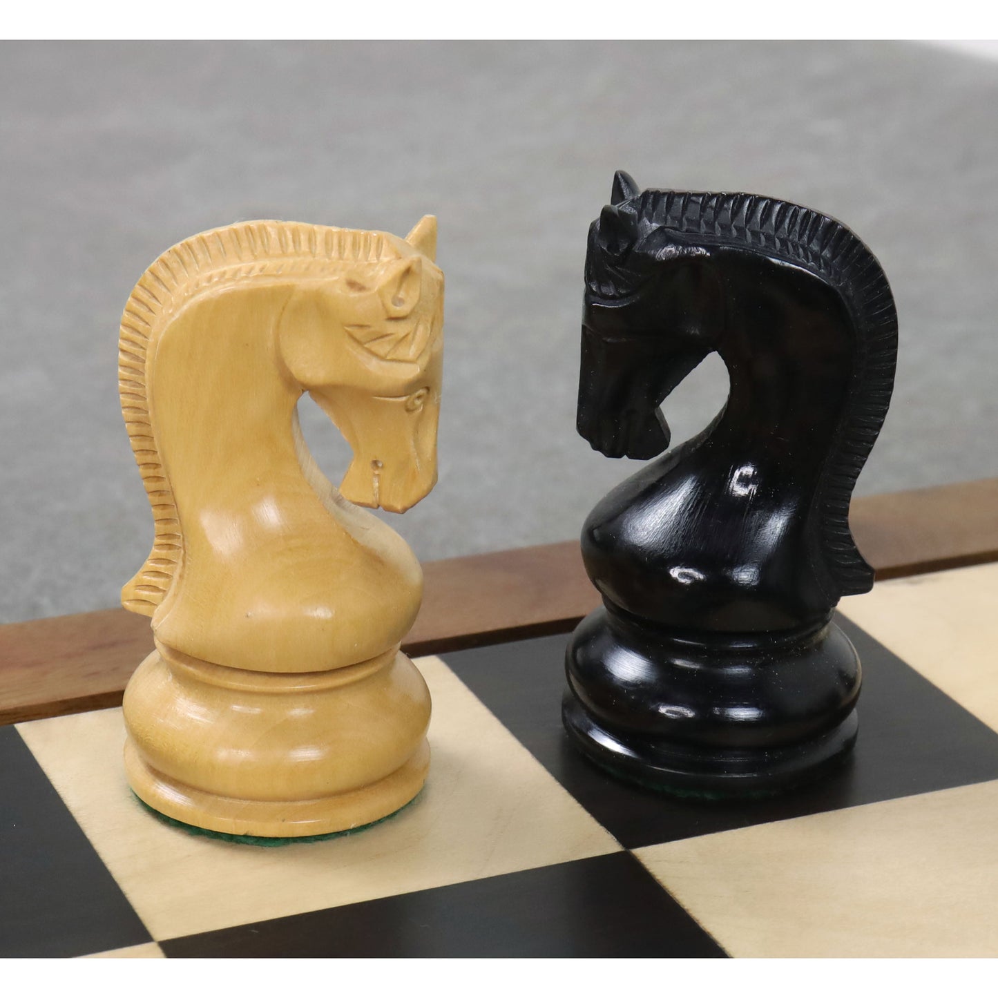 Leicht unvollkommenes Leningrad Staunton Schachspiel - Nur Schachfiguren - Ebonisiertes Buchsbaumholz - 4" König