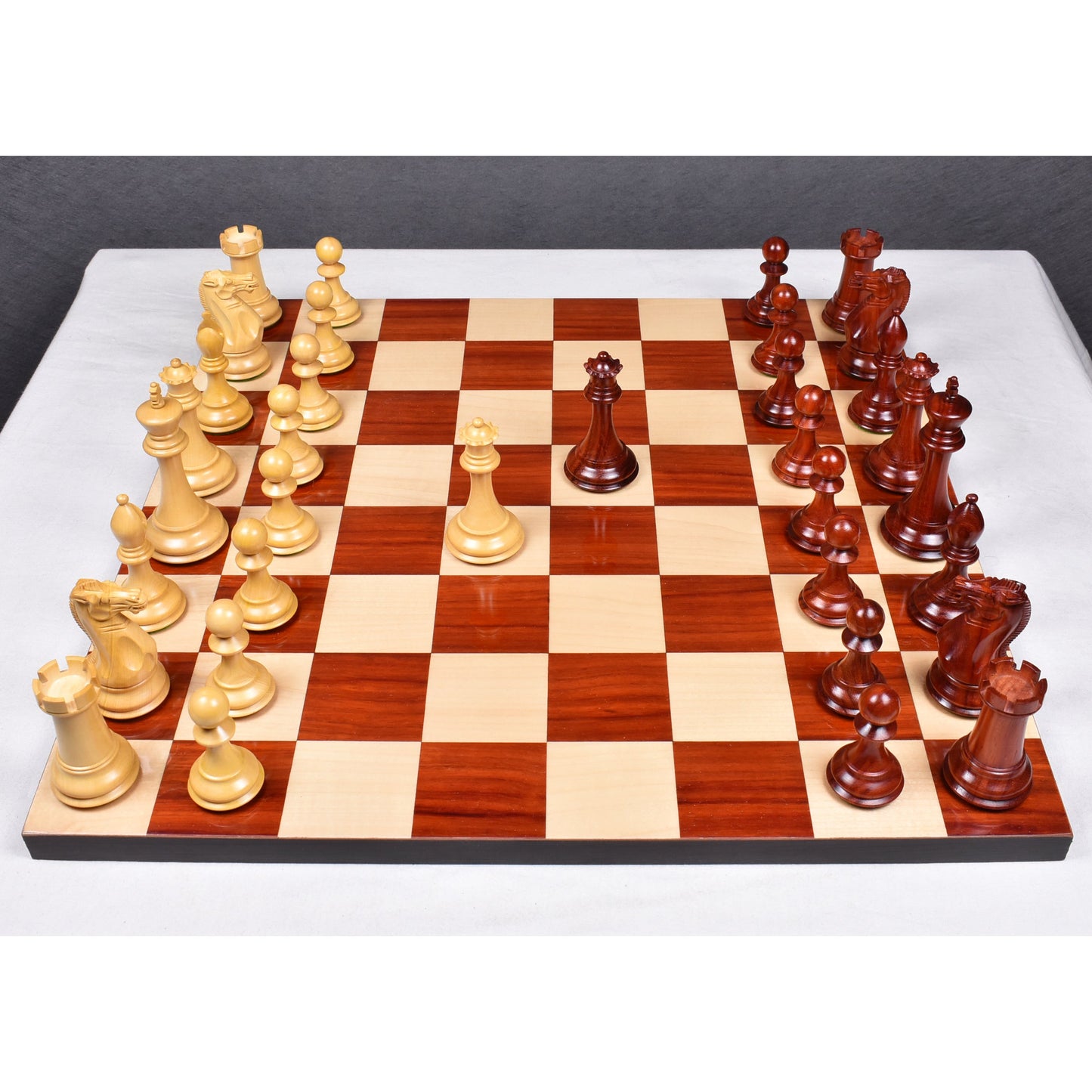 Leicht fehlerhaftes 4" elegantes Staunton Luxus-Schachspiel - nur Schachfiguren - dreifach gewichtetes Knospenrosenholz