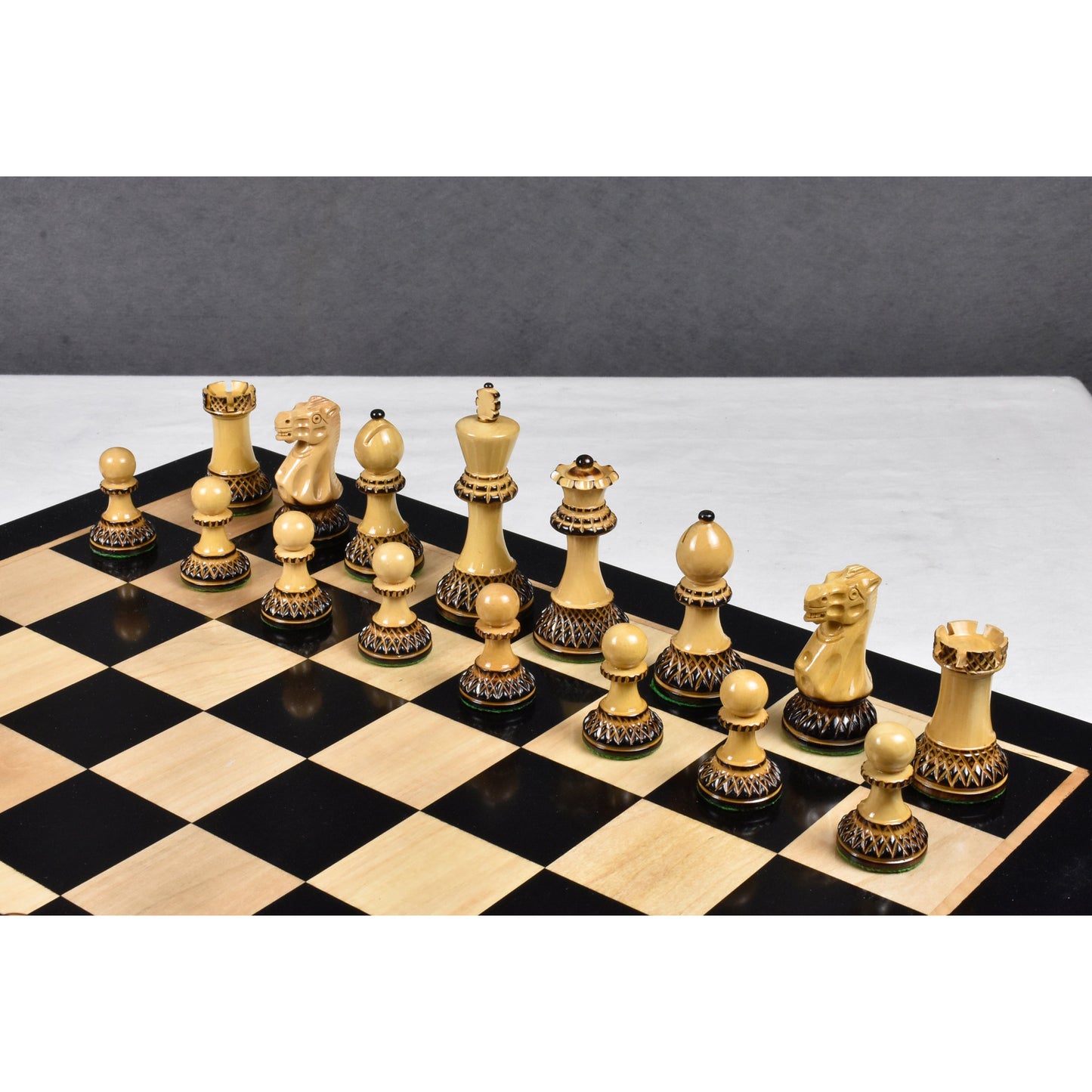 Leicht fehlerhaftes 3,9" Parker Staunton geschnitztes Schachspiel - Nur Schachfiguren - Lack (Hochglanz)-Finish Buchsbaum