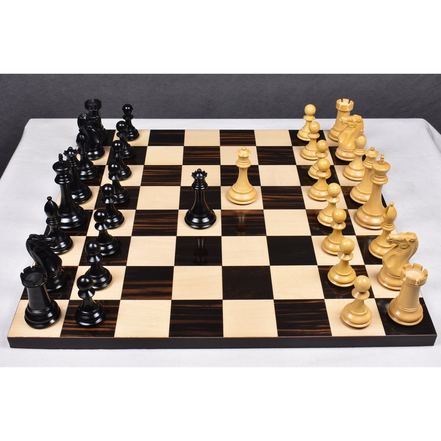 Leicht fehlerhaftes 4" elegantes Staunton Luxus-Schachspiel - nur Schachfiguren - dreifach gewichtetes Ebenholz
