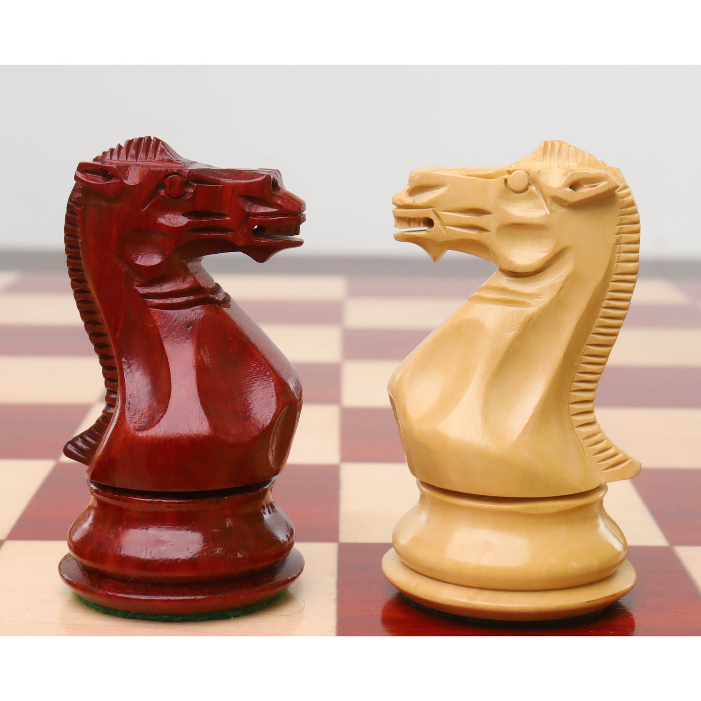Leicht fehlerhaftes 4" elegantes Staunton Luxus-Schachspiel - nur Schachfiguren - dreifach gewichtetes Knospenrosenholz