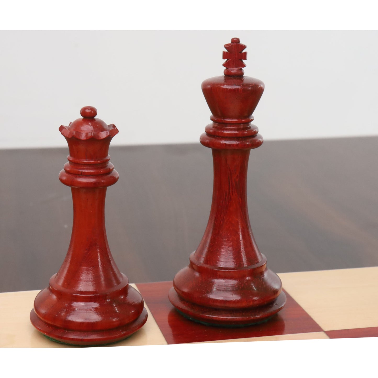 Leicht fehlerhaftes 4" elegantes Staunton Luxus-Schachspiel - nur Schachfiguren - dreifach gewichtetes Knospenrosenholz