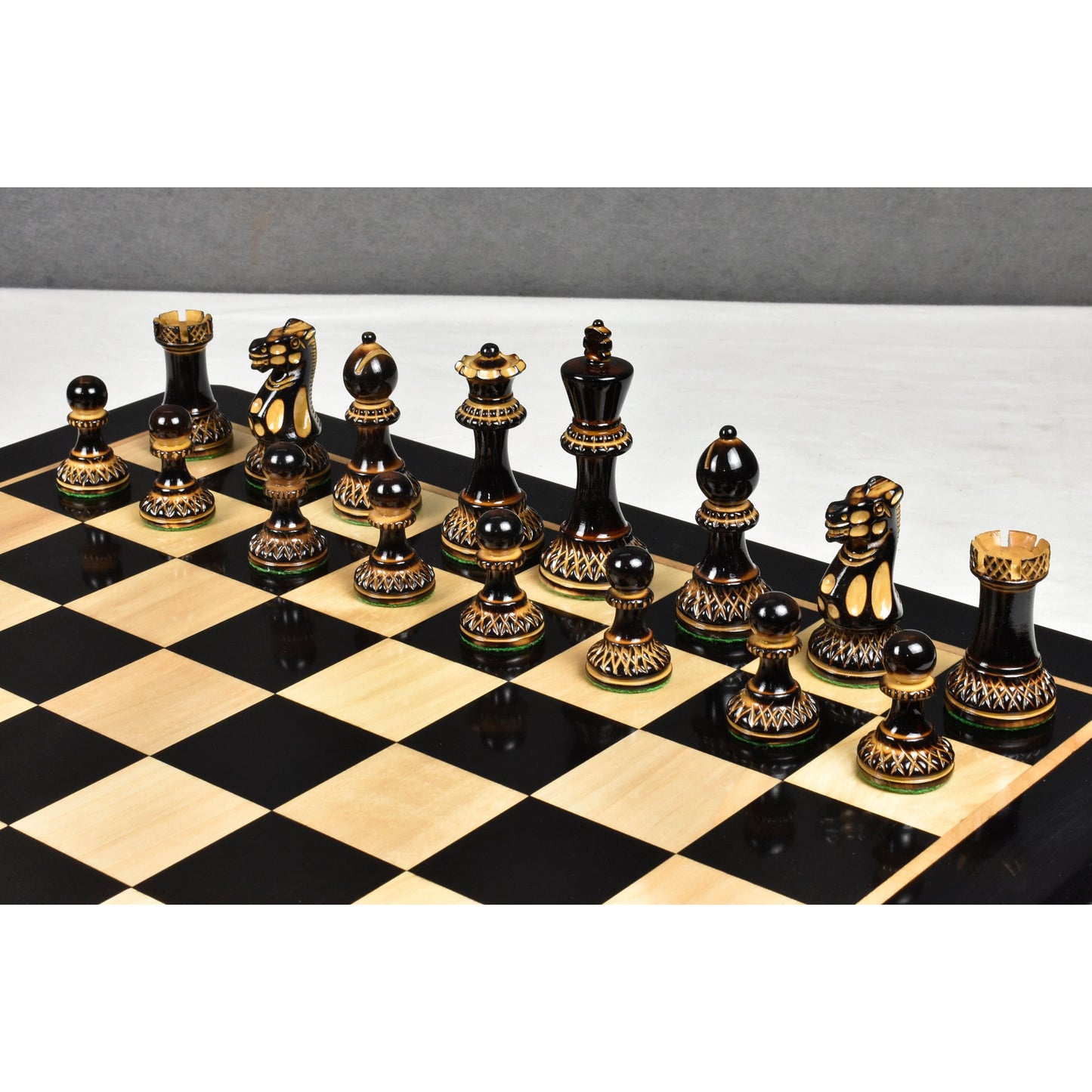 Leicht fehlerhaftes 3,9" Parker Staunton geschnitztes Schachspiel - Nur Schachfiguren - Lack (Hochglanz)-Finish Buchsbaum