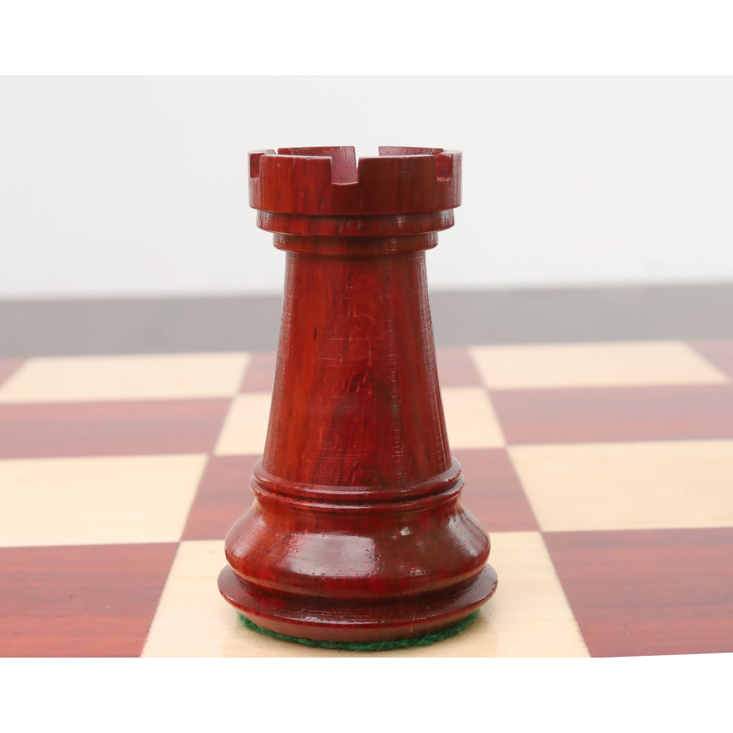 Leicht fehlerhaftes 4" elegantes Staunton Luxus-Schachspiel - nur Schachfiguren - dreifach gewichtetes Knospenrosenholz