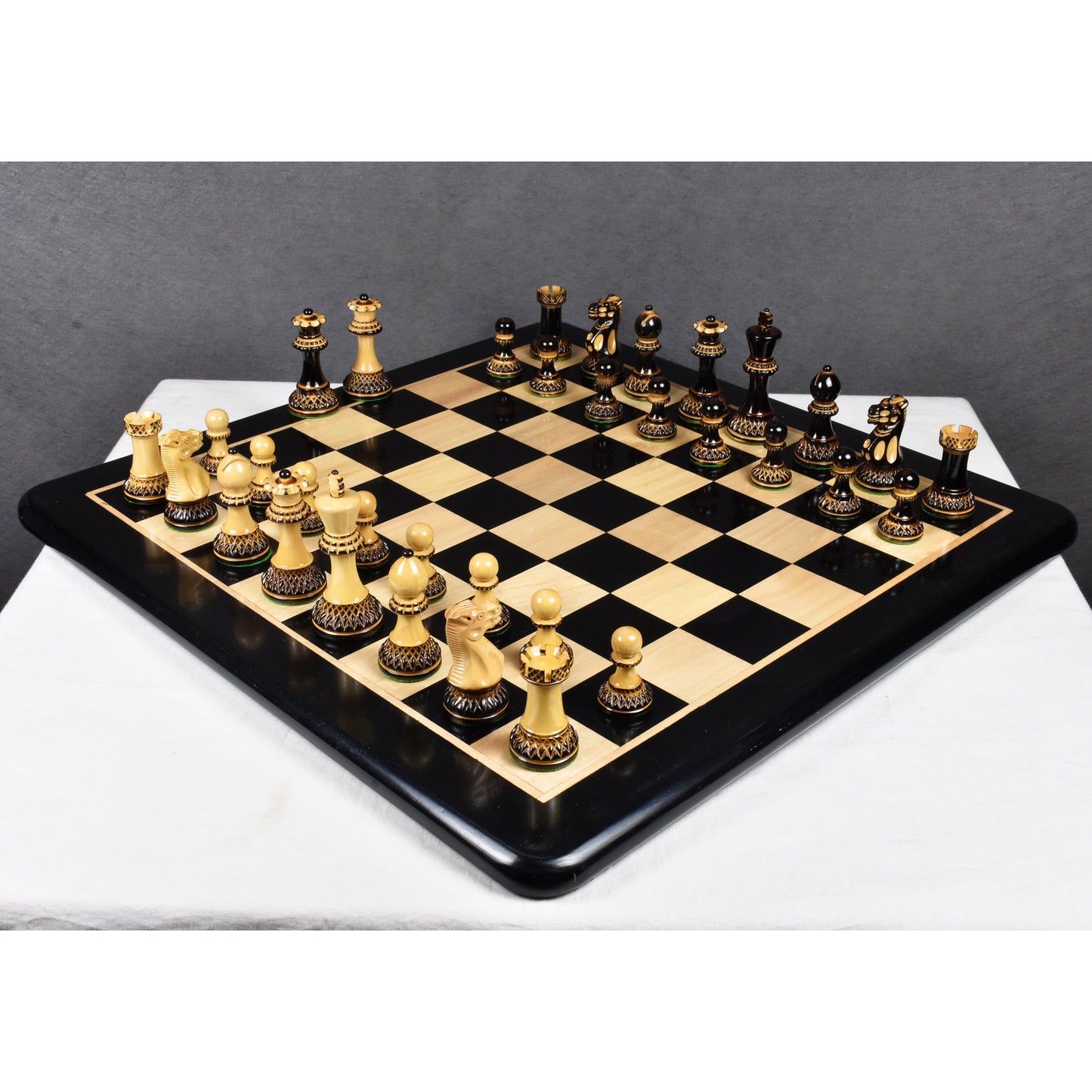 Leicht fehlerhaftes 3,9" Parker Staunton geschnitztes Schachspiel - Nur Schachfiguren - Lack (Hochglanz)-Finish Buchsbaum