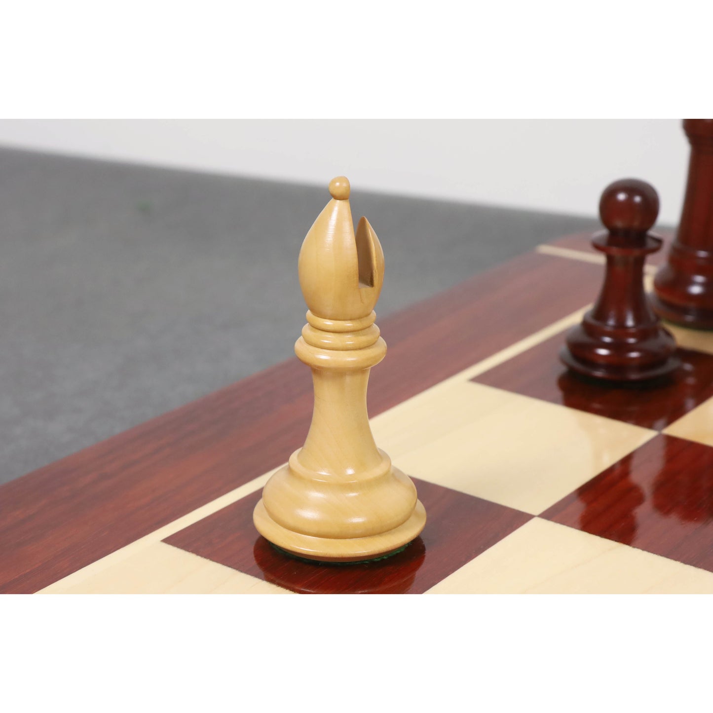 Leicht fehlerhaftes 4,2" amerikanisches Staunton Luxus-Schachspiel - nur Schachfiguren - dreifach gewichtetes Budrose-Holz