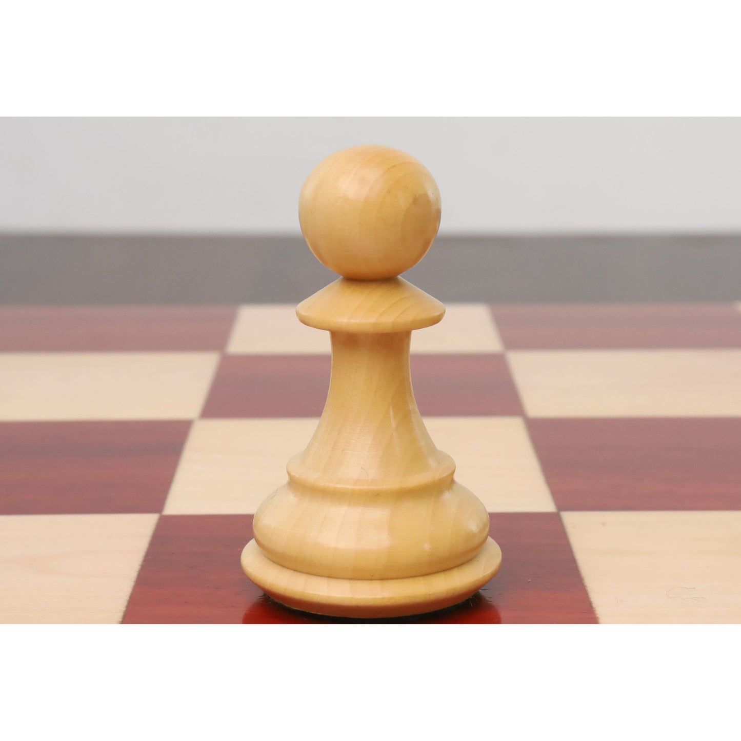 Leicht fehlerhaftes 4" elegantes Staunton Luxus-Schachspiel - nur Schachfiguren - dreifach gewichtetes Knospenrosenholz