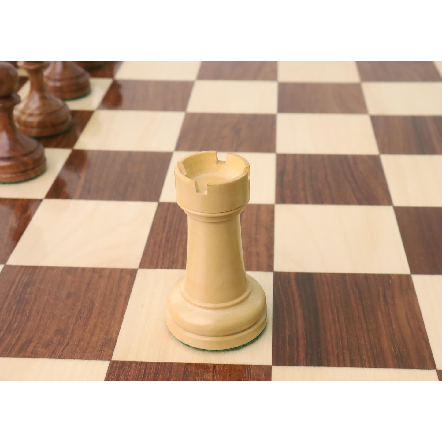Leicht unvollkommenes 4,5" sowjetisch-russisches Schachspiel aus den 1960er Jahren - Nur Schachfiguren - doppelt gewichtetes goldenes Rosenholz
