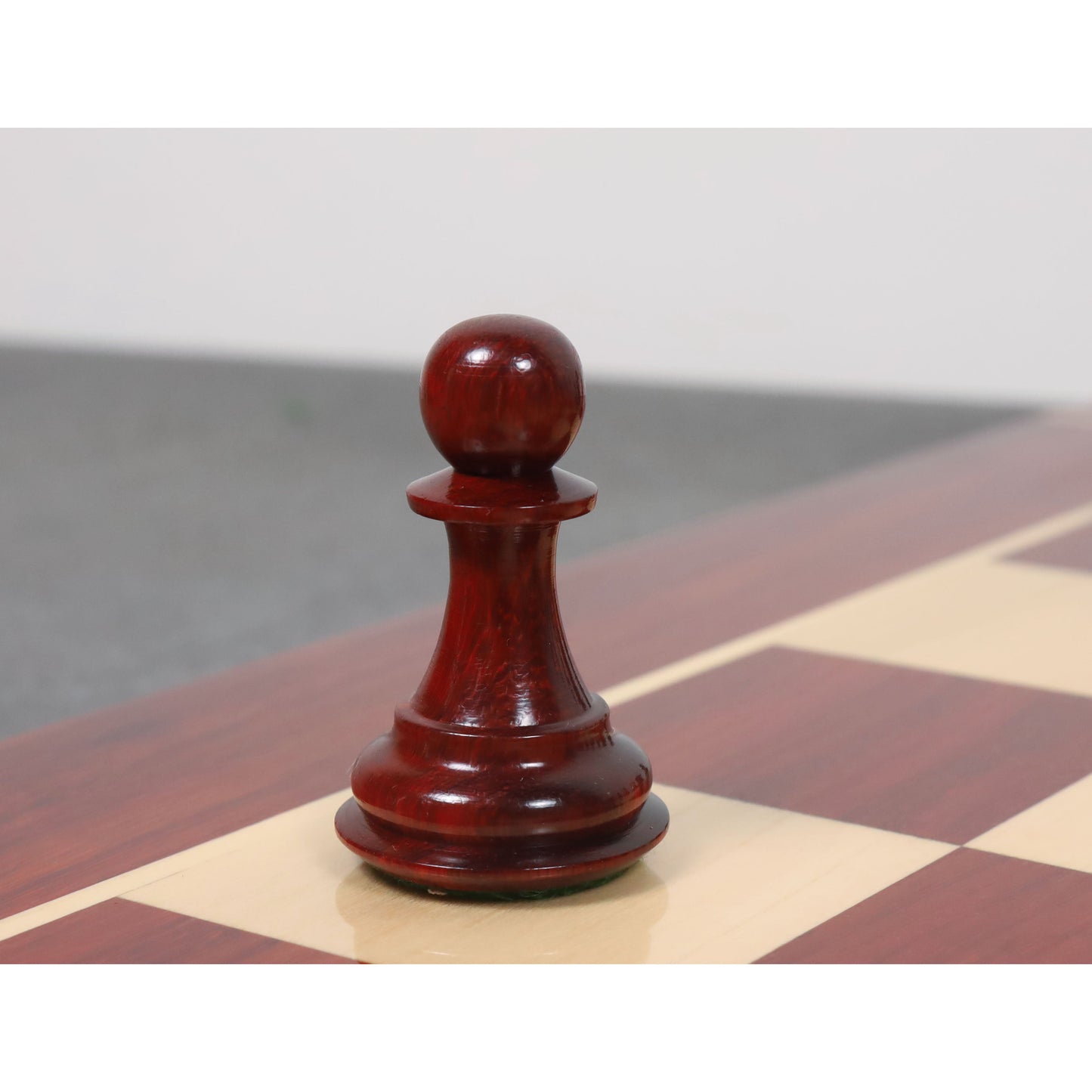 Leicht fehlerhaftes 4,2" amerikanisches Staunton Luxus-Schachspiel - nur Schachfiguren - dreifach gewichtetes Budrose-Holz