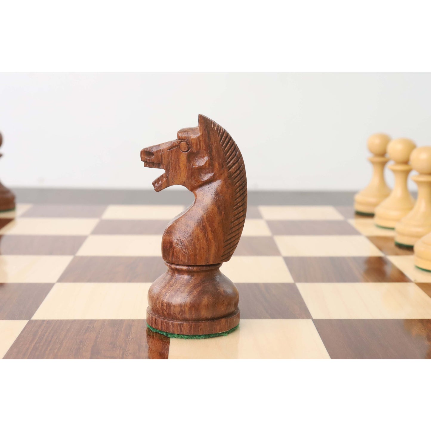 Jeu d'échecs soviétique russe légèrement imparfait de 4,5 pouces des années 1960 - Pièces d'échecs uniquement - Palissandre doré à double poids 