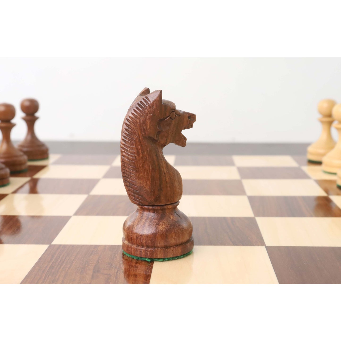 Jeu d'échecs soviétique russe légèrement imparfait de 4,5 pouces des années 1960 - Pièces d'échecs uniquement - Palissandre doré à double poids 